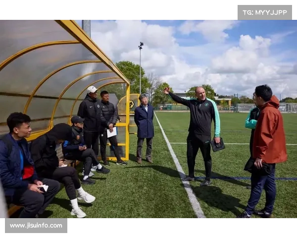 教练场边指挥，战术板使用瞬间