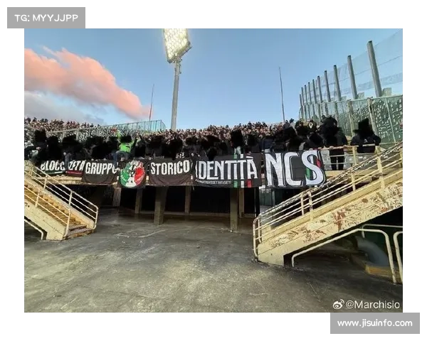 赛后致敬,尤文图斯全队向客队看台鼓掌致意 赛后致敬,尤文图斯全队向客队看台鼓掌致意