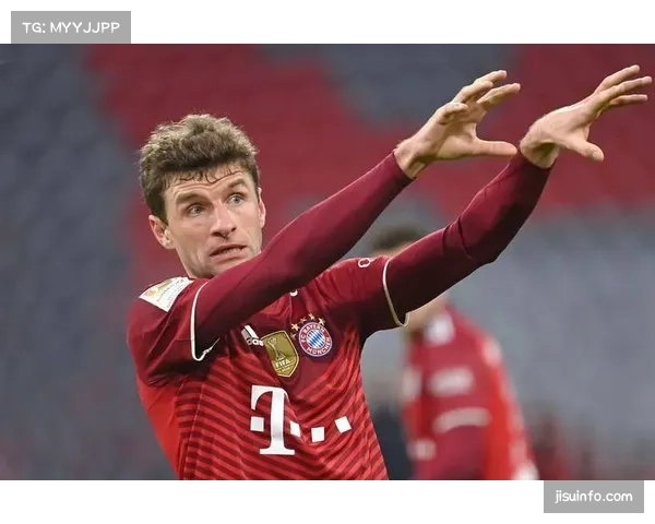 特写：老将穆勒替补登场完成德甲500场里程碑，安联球场起立致敬