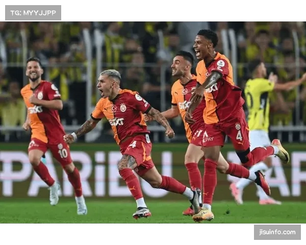 赛场花絮：欧冠比赛中突降大雨，双方球员在湿滑场地上坚持比赛